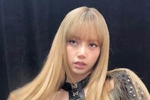 BLACKPINK・リサ、W杯開幕式の衣装ショット　ヘソ出しコーデ＆頬に手を添えたポーズでドキっ...「美しい」