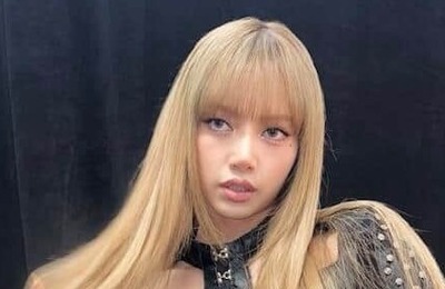 BLACKPINK・リサ、W杯開幕式の衣装ショット　ヘソ出しコーデ＆頬に手を添えたポーズでドキっ...「美しい」