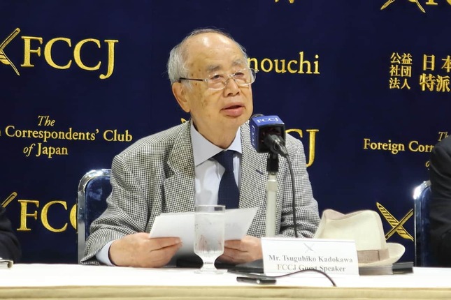 記者会見する角川歴彦氏。手元の帽子は袴田巌さんのものだ
