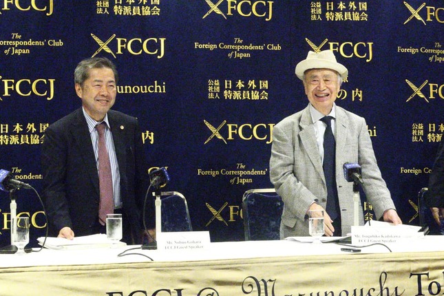 会見後に帽子をかぶって笑顔の角川歴彦氏（右）。左側は代理人の郷原信郎弁護士