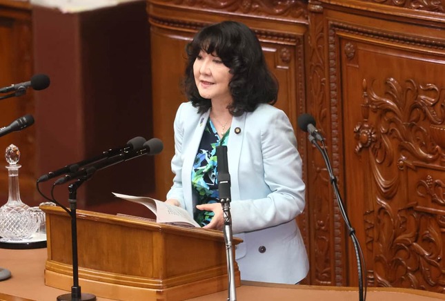 衆院本会議で答弁に立つ片山さつき財務相（写真：つのだよしお/アフロ）