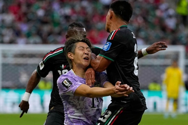 接触プレーで顔をゆがめるイ選手（写真：AP/アフロ）