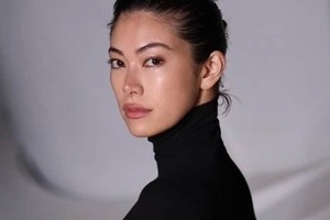 森星、肩出し真っ赤なドレス姿ですらり神スタイル...国宝級の美貌に衝撃　祖母は森英恵、姉は森泉