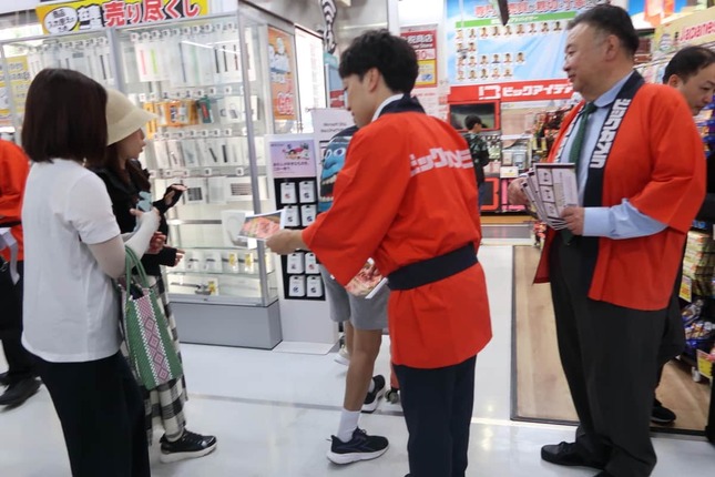法被姿で和牛をPR