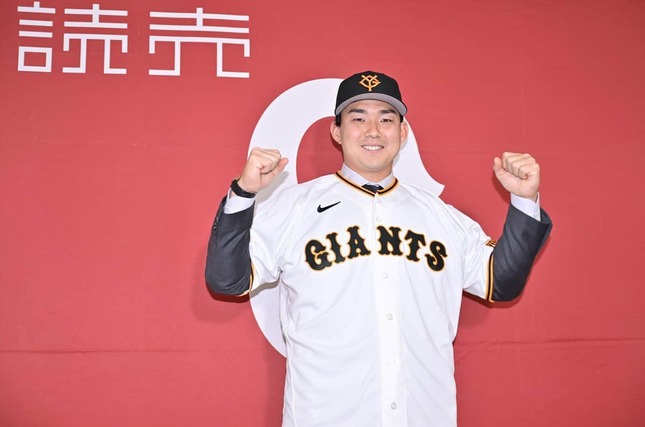 入団会見で笑顔を見せる小笠原慎之介（写真：スポーツ報知/アフロ）
