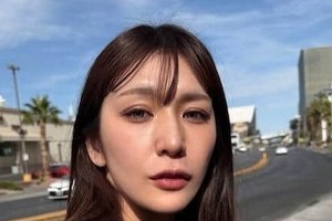 美女プロレスラー・上福ゆき、お姉さん風コーデで「激カワ」クレープ手に　リング上とのギャップにドキっ