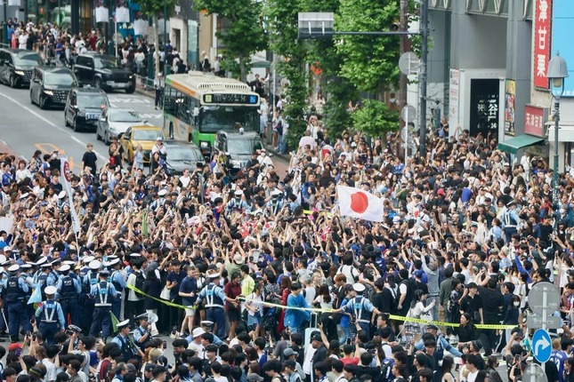 交差点に集まった若者ら（写真：長田洋平/アフロスポーツ）