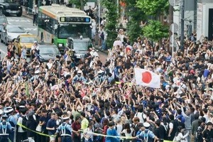 「青信号を辛抱強く待つ」「警官がちゃんと群衆を管理」　チュニジア戦勝利後の渋谷、一部迷惑行為も世界から賞賛