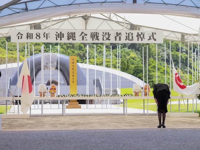 沖縄全戦没者追悼式で頭を下げる高市早苗首相。あいさつでは多くのヤジが飛んだ（写真は内閣広報官のXから）
