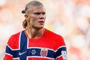 サッカー・ノルウェー代表のハーランド、美女恋人に肩まわしてラブラブ2ショット　美男美女カップルにドキっ