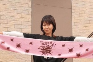 森高千里、黒ミニスカ衣装で熱唱...変わらぬ美貌に衝撃　「世界一超かわいい」神スタイル炸裂ショット