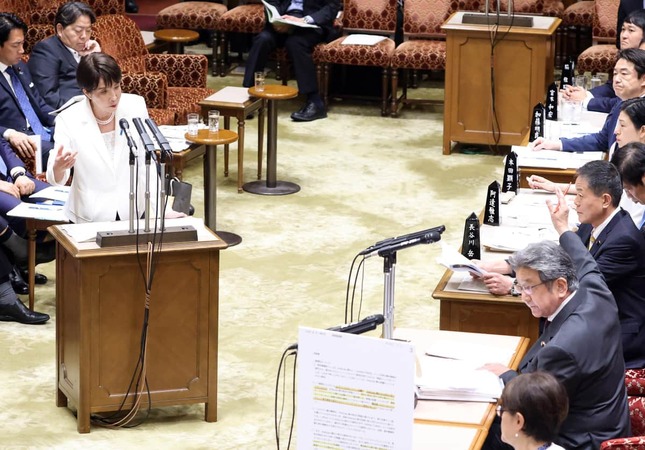 高市早苗首相は、連日のように中傷動画疑惑で追及を受けている（写真：つのだよしお/アフロ）