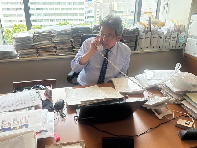 杉尾秀哉参院議員の執務風景。杉尾氏がXで公開した
