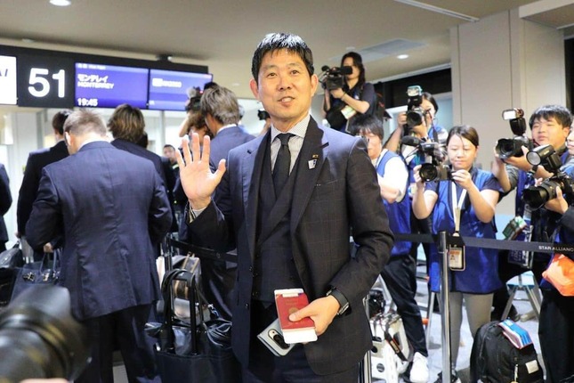 笑顔で成田空港を出発した森保一監督
