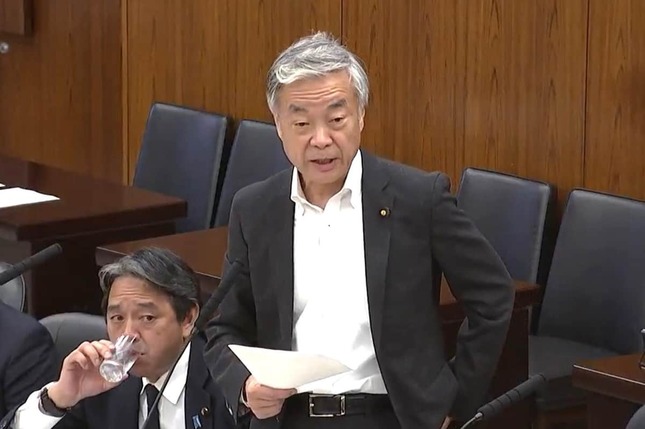 参院外交防衛委員会で質問する日本維新の会の松沢成文参院議員（写真は参院インターネット中継から）