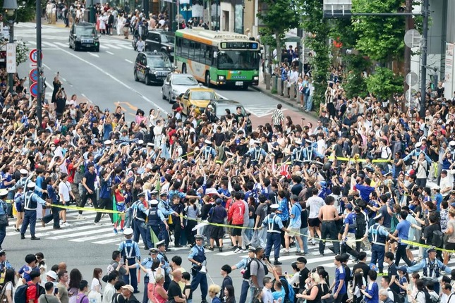 日本勝利に沸く渋谷（写真：長田洋平/アフロスポーツ）