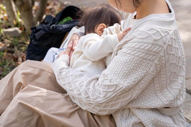 カフェでの授乳ケープを巡り賛否両論（写真はイメージ）