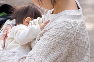 カフェでの「授乳ケープ」論争　カフェチェーンに規定など見解を聞くと　タリーズ、ドトール「制限設けず」