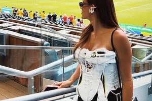 サッカー・ネイマールの美女モデル恋人、黒ショーパン×肩出しトップスで...W杯観戦中　すらり神スタイル炸裂