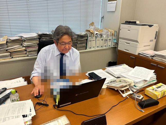 杉尾秀哉参院議員の執務風景（杉尾氏のXから）。机の上に週刊誌は見当たらない