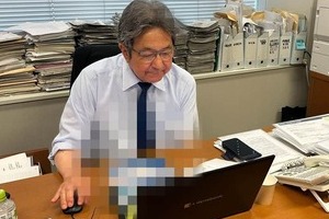 机に週刊誌だらけ「トンデもない」コラ画像の杉尾秀哉議員、「普段の私の机」アピール 　「週刊誌は一誌も置いてありません」
