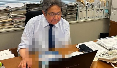机に週刊誌だらけ「トンデもない」コラ画像の杉尾秀哉議員、「普段の私の机」アピール 　「週刊誌は一誌も置いてありません」