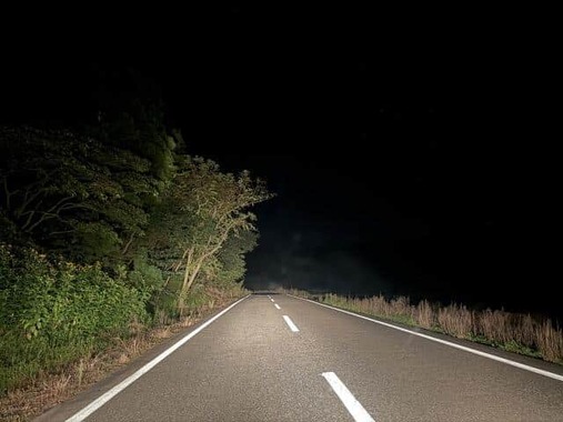 深夜の山道で自動車が突然動かなくなり…（写真はイメージ）