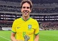 元サッカーブラジル代表レジェンド・カカ、13歳下美人妻と熱烈キスでラブラブ　「完璧なカップル」W杯観戦中
