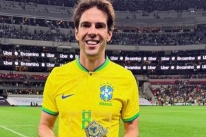 元サッカーブラジル代表レジェンド・カカ、13歳下美人妻と熱烈キスでラブラブ　「完璧なカップル」W杯観戦中