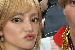 「美人すぎるサポーター」で話題のSHONO、ヘソ出し＆日本代表ユニ姿で...神スタイル炸裂　「可愛すぎます」