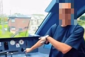 中国人客が誤乗車→乗務員室で待機中に機器に触る　近鉄が釈明「車掌が気づかなかったが、危険な行為」