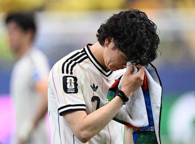ブラジル戦に敗れ涙する田中碧選手（写真：新華社/アフロ）