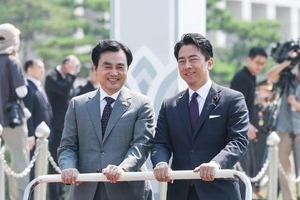 日の丸を描いたマカロン「食べたら国旗毀損罪」とのやゆも　小泉進次郎防衛相が公開した１枚の写真