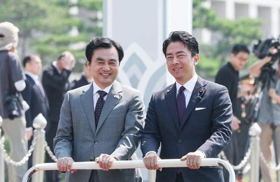 日の丸を描いたマカロン「食べたら国旗毀損罪」とのやゆも　小泉進次郎防衛相が公開した１枚の写真