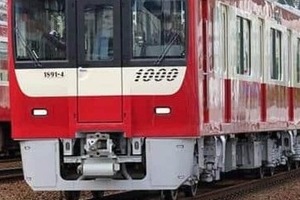 「ドアが逆側に開くなんて...」京急の特急で珍事　それでも平静な乗客に驚く声、トラブルの原因は