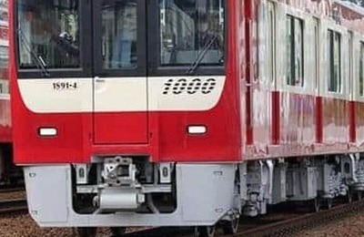 「ドアが逆側に開くなんて...」京急の特急で珍事　それでも平静な乗客に驚く声、トラブルの原因は