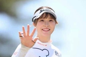 女子ゴルフの都玲華、肩出し白ドレス姿に反響...「お姫様」「可愛すぎる」　ゴルフウェア姿と雰囲気変わって