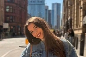 サッカー・ハーランドの美女モデル恋人、ショーパン×ノルウェー代表ユニ姿　スタジアムに女神降臨ショット