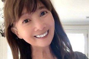 アグネス・チャン70歳、透け感白ロングドレス姿で...変わらぬ美貌にドキっ　「可愛かった」「綺麗です」