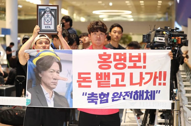 ホン監督を批判する韓国サポーター（写真：YONHAP NEWS/アフロ）