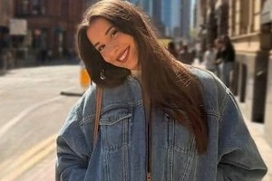 サッカー・ハーランドの美女モデル恋人、ミニスカ×黒キャミ私服コーデでパシャリ　すらり神スタイル炸裂