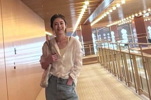 高岡早紀、ハーフ丈パンツ姿ですらり神スタイル...変わらぬ美貌にドキっ　「女子大生かな」「かわい～い」