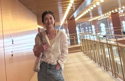 高岡早紀、ハーフ丈パンツ姿ですらり神スタイル...変わらぬ美貌にドキっ　「女子大生かな」「かわい～い」