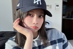重盛さと美、肩出しオフショルで色気ダダ漏れ...舌ペロショットにドキっ　「天使が降臨」「いつも可愛すぎ」