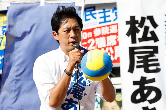 2022年の参院選で支持を訴える松尾明弘氏（写真：Rodrigo Reyes Marin/アフロ）