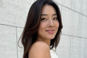 すみれ、へそ出しコーデ＆新ヘアスタイルで雰囲気変わって...美貌にドキっ　「綺麗ですね」「スタイル抜群」