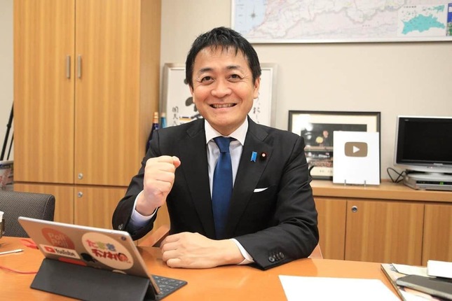 国民民主党の玉木雄一郎代表。役職停止時のインタビューでも笑顔を見せた（2024年12月撮影）
