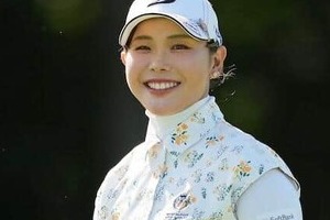 女子ゴルフの吉田優利、肩出しトップス×スカートのコーデで「激カワ」　ゴルフウェア姿と雰囲気変わって