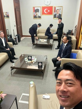 イスタンブール空港に到着した小泉進次郎防衛相（写真は小泉氏のXから）
