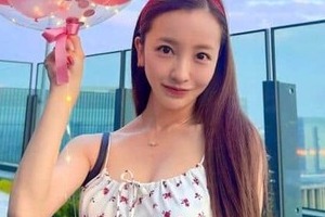 板野友美、プロ野球選手のイケメン夫とラブラブ家族ショット　35歳の誕生日に...キャミワンピ姿で「激カワ」